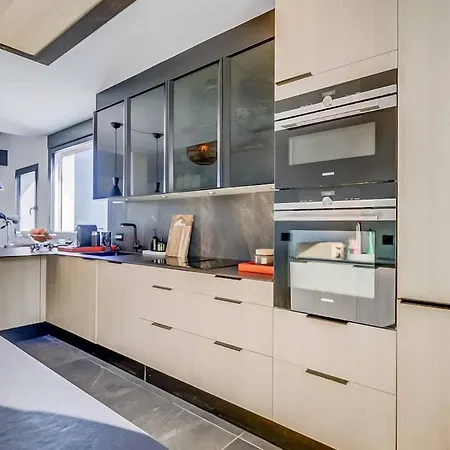 129 - Stunning Townhouse With Private Pool & Views, Apartment